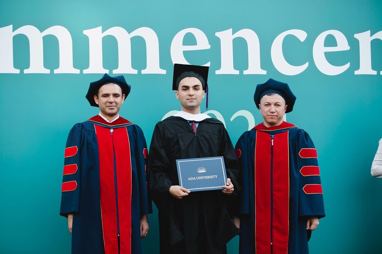 ADA Universitetinin 2024-cü il buraxılış mərasimində magistr diplomunun təqdimi