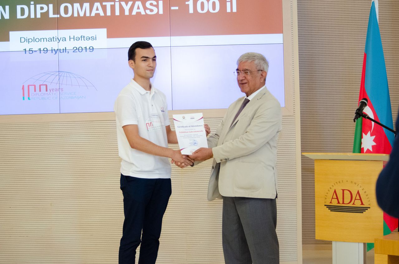Diplomatik xidmət orqanlarının 100 illiyinə həsr olunmuş Diplomatiya Həftəsinin sertifikatının təqdimi, ADA Universiteti, iyul 2019