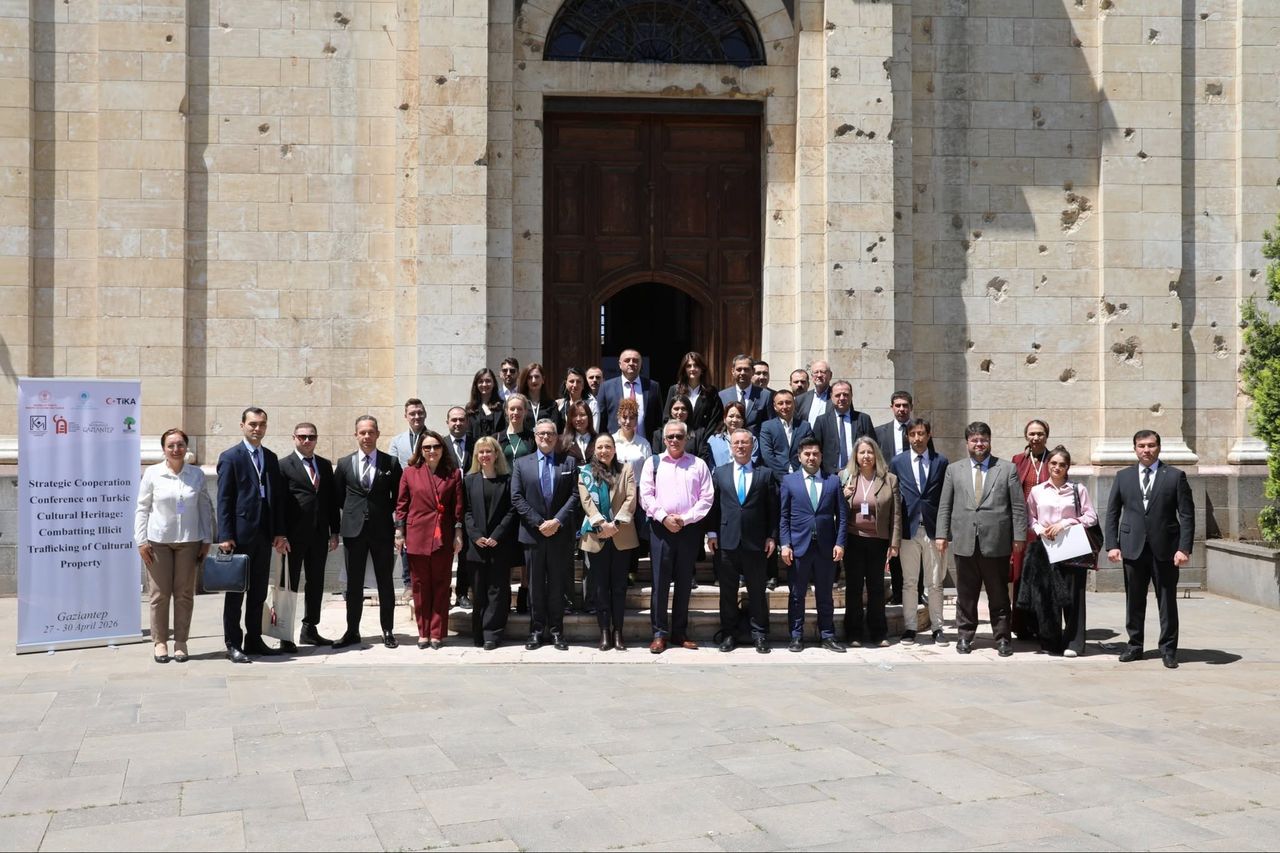 Group photograph of the conference participants in front of a historic building